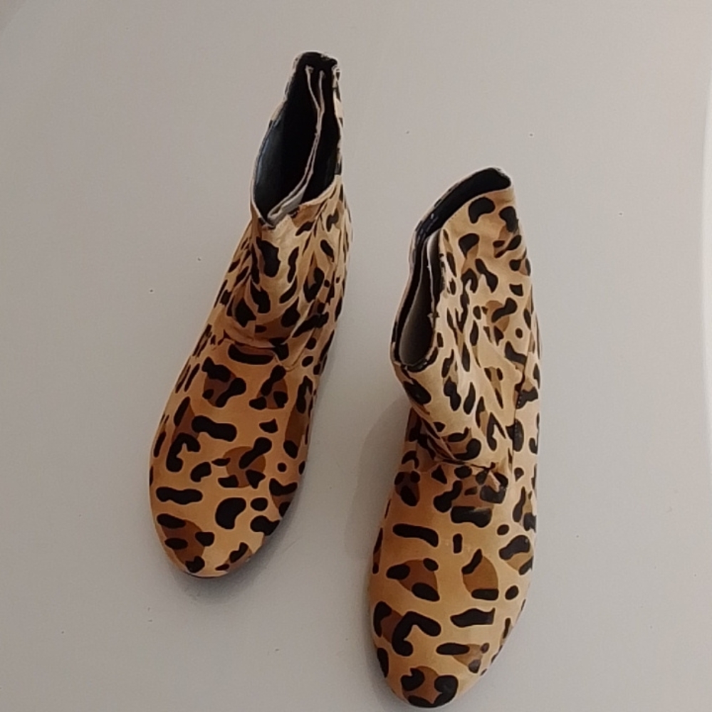 Women Bamboo Cheetah Flat booties Sze 8.